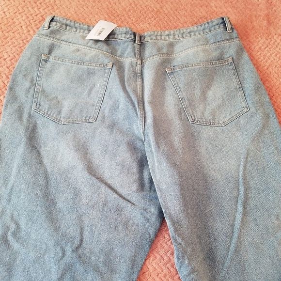 Light Wash Mom Jeans - Picture 6 of 6